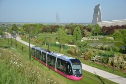 Straßenbahn Alstom Citadis 302 Tram Dijon Frankreich auf Rasengleis im Park bei der Haltestelle Zenith
