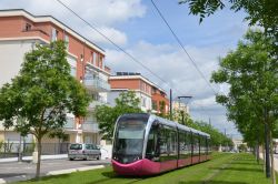 Straßenbahn Alstom Citadis 302 Tram Dijon Frankreich im modernen Wohngebiet in Chenove