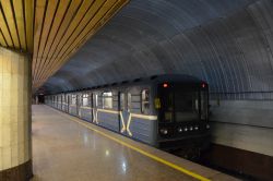 Metro Dnipro U-Bahn Ukraine Zug von Metrowagonmash in der Station Vokzalna unter dem Bahnhof von Dnipro