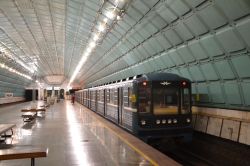 Metro Dnipro U-Bahn Ukraine Zug von Metrowagonmash in der Station Prospekt Svobody