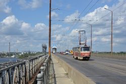 Straßenbahn Dnipro Tram CKD Tatra T3SU auf der Brücke über den Dnepr
