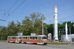Straßenbahn Dnipro Tram CKD Tatra T3SU mit Raketen an der Haltestelle pr. Kirova