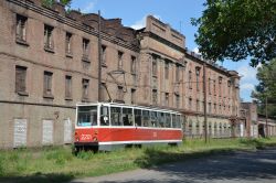 Straßenbahn Dnipro Tram KTM-5 71-605 mit alter Fabrik