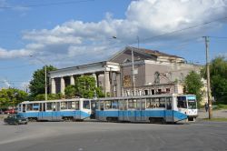 Straßenbahn Dnipro Tram KTM-8 71-608KM altem Theatergebäude