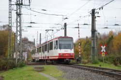 Stadtbahn Dortmund U-Bahn B-Wagen als U47 in Obernette an der Gleiskreuzung mit der Eisenbahnstrecke mit Schranken