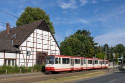 Stadtbahn Dortmund U-Bahn B-Wagen als U47 mit Fachwerkhaus in Aplerbeck an der Schürbankstraße