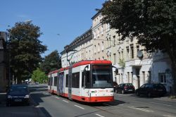 Stadtbahn Dortmund Straßenbahn Bombardier Flexity Classic als U44 mit alten Stadthäusern nahe der Station Ofenstraße