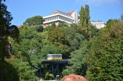 Bergbahn Dresden Standseilbahn auf der Brücke an der Ausweiche