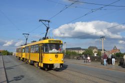 Straßenbahn Dresden Tram CKD Tatra T4D auf der Augustusbrücke über die Elbe