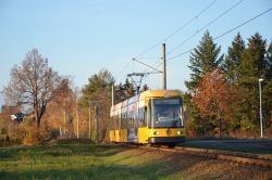 Straßenbahn Dresden Tram NGT6DD SachsenTram auf der Linie 4 nach Weinböhla in Radebeul im Herbst