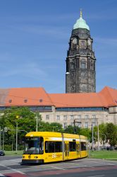 Straßenbahn Dresden Tram NGT6DD SachsenTram mit Turm des Rathauses an der Prager Straße