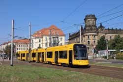 Straßenbahn Dresden Tram Alstom NGT DX DD Pirnaischer Platz am Rande der Altstadt