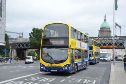 Dublin Bus Doppeldecker vor dem Custom House in der Innenstadt mit Eisenbahnbrücke