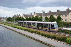 Straßenbahn Dublin Tram Luas Alstom Citadis am Grand Canal vor der Haltestelle Drimnagh