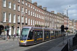 Straßenbahn Dublin Tram Luas Alstom Citadis der Green Line in Dublins Innenstadt in der Harcourt Street