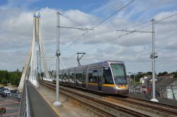 Straßenbahn Dublin Tram Luas Alstom Citadis Green Line auf der Schrägseilbrücke in Dundrum