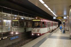 Stadtbahn Duisburg Straßenbahn Düwag Wagen 1000 Fahrschulwagen in der Haltestelle König-Heinrich-Platz