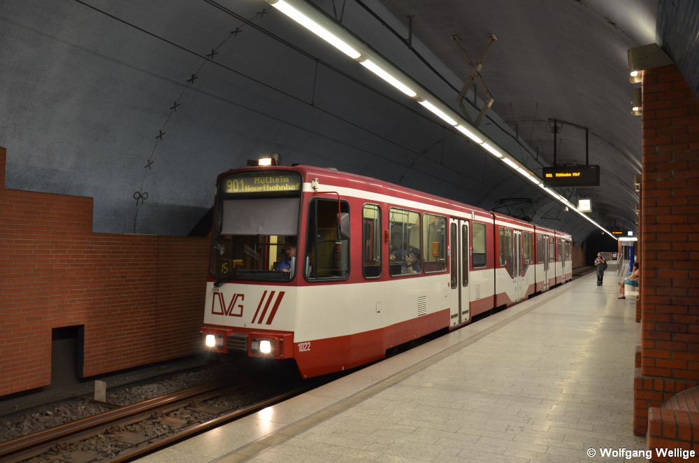 Stadtbahn Duisburg Straßenbahn Düwag GT10NC-DU als Linie 901 im Ruhrtunnel in Mülheim in der Haltestelle Stadtmitte