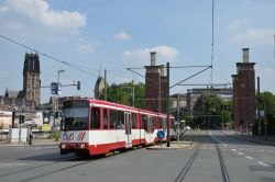 Stadtbahn Duisburg Straßenbahn Düwag GT10NC-DU an der Scharnhorststraße mit Türmen der Schwanentorbrücke