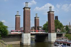 Stadtbahn Duisburg Straßenbahn Düwag GT10NC-DU auf der Schwanentorbrücke im Hafen von Duisburg