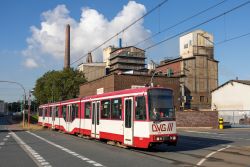Stadtbahn Duisburg Straßenbahn Düwag GT10NC-DU als Linie 903 mit Fabrik in Hüttenheim