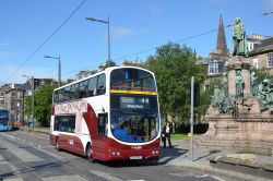 Bus Edinburgh Buses Doppeldecker mit Denkmal in der Innenstadt an der Station West End - Princes Street