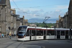 Straßenbahn Edinburgh Tram Stadtbahn CAF Urbos 3 in der Altstadt mit Meeresbucht
