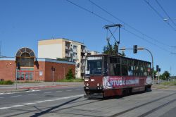 Straßenbahn Elbing Elblag Tram Konstal 805Na mit Plattenbauten