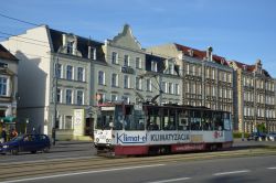 Straßenbahn Elbing Elblag Tram Konstal 805Na vor alten Stadthäusern am Bahnhof / Dworzec