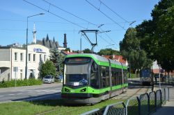 Straßenbahn Elbing Elblag Tram Pesa 121N Tramicus auf Rasengleis mit Kirchturm