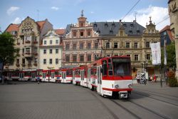 Straßenbahn Erfurt Tram CKD Tatra KT4D mit Altstadthäusern am Fischmarkt