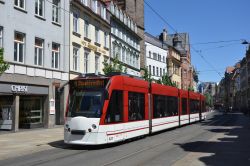Straßenbahn Erfurt Tram Siemens Cobmino in der Fußgängerzone in der Altstadt von Erfurt
