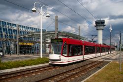 Straßenbahn Erfurt Tram Siemens Cobmino Advanced am Flughafen Erfurt mit Tower
