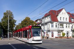 Straßenbahn Erfurt Tram Siemens Cobmino Advanced mit Villa an der Station Tschaikowskistraße
