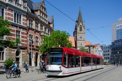Straßenbahn Erfurt Tram Siemens Cobmino Advanced in der Altstadt mit Kirche St Gregor beim Stadtmuseum