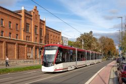 Straßenbahn Erfurt Tram Stadler Tramlink in der Innenstadt vor dem ehemaligen Gefängnis am Domplatz