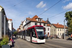 Straßenbahn Erfurt Tram Stadler Tramlink in der Fußgängerzone in der Altstadt von Erfurt