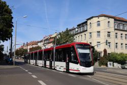 Straßenbahn Erfurt Tram Stadler Tramlink mit altem Stadthaus auf der Nordhäuser Straße