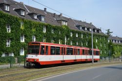 Stadtbahn Essen EVAG Düwag B-Wagen Mülheim Ruhr B80 als U17 zur Margarethenhöhe auf Rasengleis vor beranktem Haus