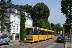 Straßenbahn Essen Tram EVAG Duewag M8C mit Klappstufen als Linie 107 nach Bredeney mit Villa in der Kruppallee