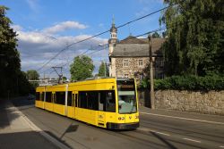 Straßenbahn Essen Tram Ruhrbahn Bombardier Flexity Classic in Steele mit historischem Gebäude
