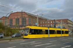 Straßenbahn Essen Tram Ruhrbahn Bombardier Flexity Classic NF2 mit Fabrik an der Frohnhauser Straße