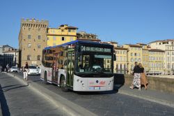 Citybus Florenz Firenze Bus auf einer Brücke über den Fluss Arno in der Altstadt