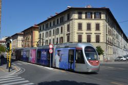 Straßenbahn Florenz Firenze Tram AnsaldoBreda Sirio Hitachi mit typisch italienischen Häusern