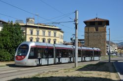 Straßenbahn Florenz Firenze Tram AnsaldoBreda Sirio Hitachi am mittelalterlichen Turm Porta al Prato