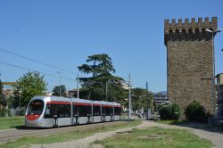 Straßenbahn Florenz Firenze Tram AnsaldoBreda Sirio Hitachi mit Turm der mittelalterlichen Stadtbefestigung Torre della Serpe