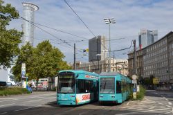 Straßenbahn Frankfurt am Main Tram R-Wagen auf Rasengleis im Park hinter der Station Festhalle / Messe mit Hochhäusern und Glaspyramiden