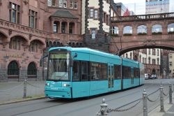 Straßenbahn Frankfurt am Main Tram Bombardier Flexity Classic S-Wagen am Rathaus unter der Seufzerbrücke