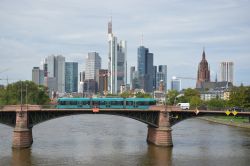 Straßenbahn Frankfurt am Main Tram Bombardier Flexity Classic S-Wagen auf Mainbrücke mit Hochhäusern