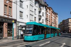 Straßenbahn Frankfurt am Main Tram T-Wagen Alstom Citadis mit Altstadthäusern am Börneplatz